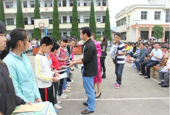 文传学院赴何功伟中学义演