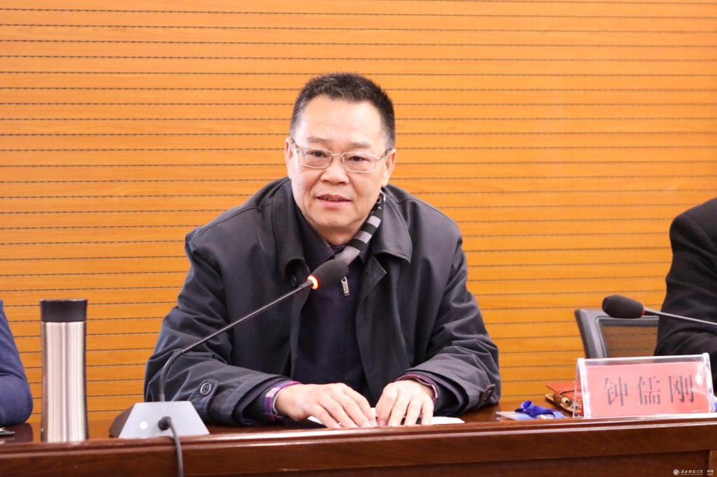湖北省教育科学院主任胡明,校党委常委,副校长钟儒刚出席会议并讲话
