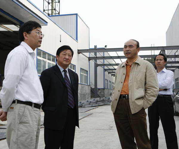 与嘉鱼县委县政府领导联合召开座谈会专家组在嘉鱼县县长夏福卿的陪同